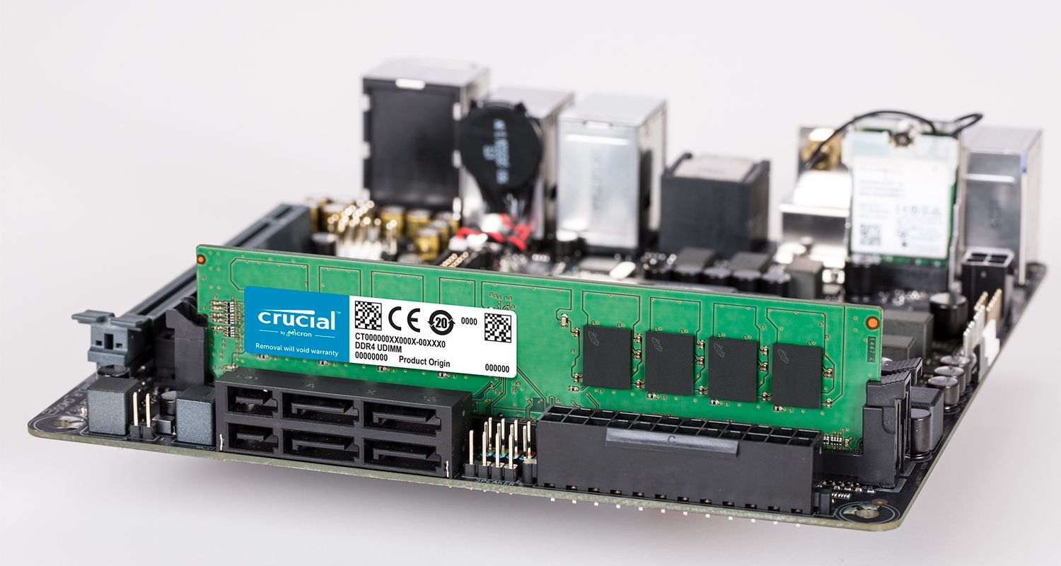 Un módulo de memoria de Crucial y una placa base.